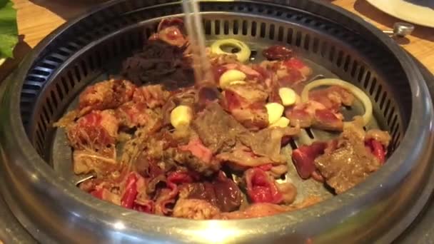 Schweinefleisch Mit Knoblauch Und Gewürzen Auf Traditionellem Indonesischen Grill Braten — Stockvideo