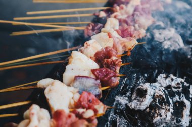 Çiğ keçi satay, kuzu satay, kuzu veya et keçisi ateş ve duman ile ızgara yerde satay. Java' dan geleneksel satay, Endonezya