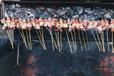 Çiğ keçi satay, kuzu satay, kuzu veya et keçisi ateş ve duman ile ızgara yerde satay. Java' dan geleneksel satay, Endonezya