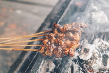 Sate Kambing Goreng veya keçi satay kırmızı ateş ızgara üzerinde. biber ve fıstık sosu ile karışık koyun eti yapılan geleneksel Endonezya gıda