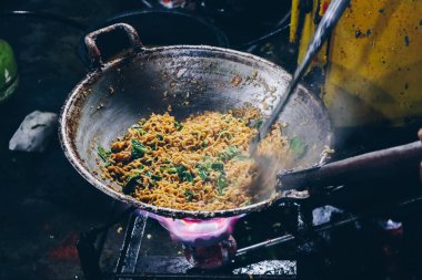 soba üzerinde eski tavada erişte pişirme süreci