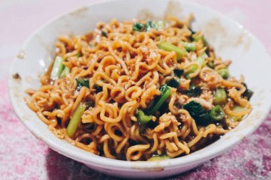 mie dok dok veya mie olsun Endonezya erişte çorbası sos yumurta, sebze ve kraker ile kızarmış anlık erişte yapılmış