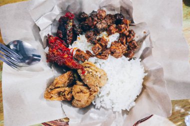 Nasi Jamblang veya Sego Jamblang. Cirebon, Batı Cava, Endonezya 'dan geleneksel pirinç yemeği