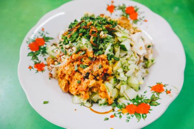 Sega Lengko veya Nasi Lengko veya Lengko Rice Cirebon geleneksel vejetaryen gıda, Endonezya yeşil arka plan üzerinde izole