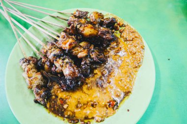 Sate Kambing veya keçi satay dilimlenmiş arpacık soğanı ile biber ve fıstık sosu ile karışık koyun eti yapılan geleneksel Endonezya gıda