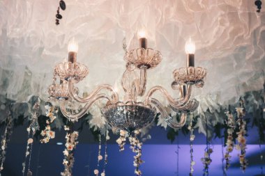 Antika Güzel Dekorasyon Işıklar veya lamba. Bir düğün için güzel dekorasyon. Çiçekler ve romantizm