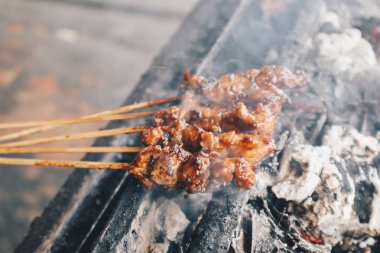 Sate Kambing Goreng veya keçi satay kırmızı ateş ızgara üzerinde. biber ve fıstık sosu ile karışık koyun eti yapılan geleneksel Endonezya gıda
