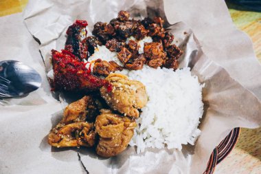 Nasi Jamblang veya Sego Jamblang. Cirebon, Batı Cava, Endonezya 'dan geleneksel pirinç yemeği