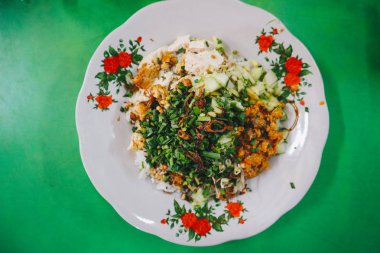 Sega Lengko veya Nasi Lengko veya Lengko Rice Cirebon geleneksel vejetaryen gıda, Endonezya yeşil arka plan üzerinde izole