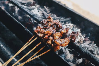 Sate Kambing Goreng veya keçi satay kırmızı ateş ızgara üzerinde. biber ve fıstık sosu ile karışık koyun eti yapılan geleneksel Endonezya gıda