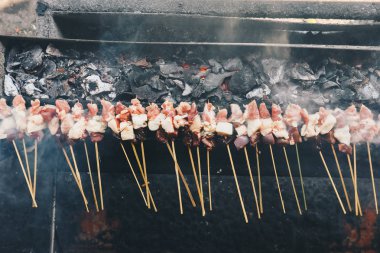 Çiğ keçi satay, kuzu satay, kuzu veya et keçisi ateş ve duman ile ızgara yerde satay. Java' dan geleneksel satay, Endonezya