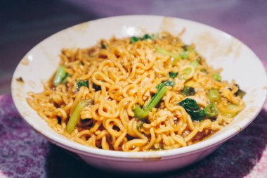 mie dok dok veya mie olsun Endonezya erişte çorbası sos yumurta, sebze ve kraker ile kızarmış anlık erişte yapılmış