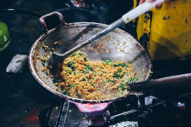 soba üzerinde eski tavada erişte pişirme süreci