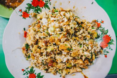 Sega Lengko veya Nasi Lengko veya Lengko Rice Cirebon geleneksel vejetaryen gıda, Endonezya yeşil arka plan üzerinde izole