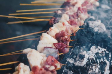 Çiğ keçi satay, kuzu satay, kuzu veya et keçisi ateş ve duman ile ızgara yerde satay. Java' dan geleneksel satay, Endonezya