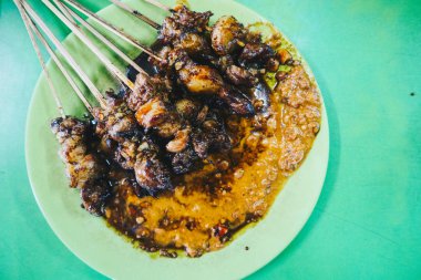 Sate Kambing veya keçi satay dilimlenmiş arpacık soğanı ile biber ve fıstık sosu ile karışık koyun eti yapılan geleneksel Endonezya gıda