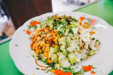 Sega Lengko veya Nasi Lengko veya Lengko Rice Cirebon geleneksel vejetaryen gıda, Endonezya yeşil arka plan üzerinde izole