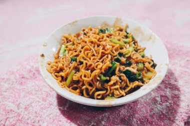 mie dok dok veya mie olsun Endonezya erişte çorbası sos yumurta, sebze ve kraker ile kızarmış anlık erişte yapılmış