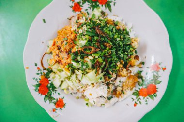 Sega Lengko veya Nasi Lengko veya Lengko Rice Cirebon geleneksel vejetaryen gıda, Endonezya yeşil arka plan üzerinde izole