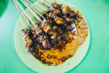 Sate Kambing veya keçi satay dilimlenmiş arpacık soğanı ile biber ve fıstık sosu ile karışık koyun eti yapılan geleneksel Endonezya gıda