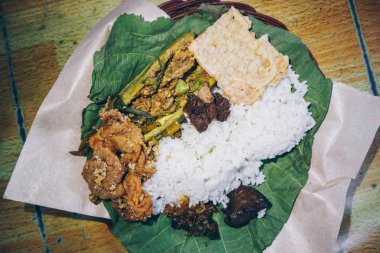 Nasi Jamblang veya Sego Jamblang. Cirebon, Batı Java, Endonezya geleneksel pirinç yemeği. Kokulu tik yaprağına sarılmış ve bol camı ile servis edilen buğulanmış pirinç