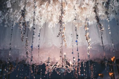 Antika Güzel Dekorasyon Işıklar veya lamba. Bir düğün için güzel dekorasyon. Çiçekler ve romantizm