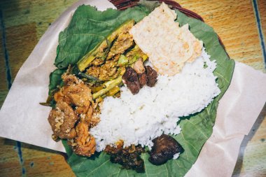 Nasi Jamblang veya Sego Jamblang. Cirebon, Batı Java, Endonezya geleneksel pirinç yemeği. Kokulu tik yaprağına sarılmış ve bol camı ile servis edilen buğulanmış pirinç