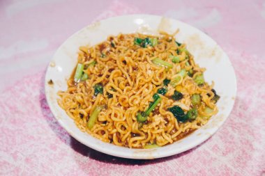mie dok dok veya mie olsun Endonezya erişte çorbası sos yumurta, sebze ve kraker ile kızarmış anlık erişte yapılmış