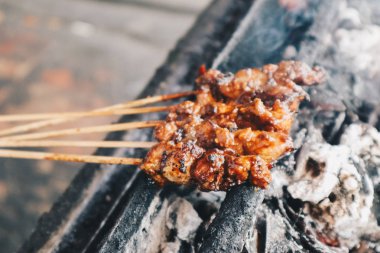 Sate Kambing Goreng veya keçi satay kırmızı ateş ızgara üzerinde. biber ve fıstık sosu ile karışık koyun eti yapılan geleneksel Endonezya gıda