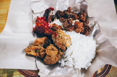 Nasi Jamblang veya Sego Jamblang. Cirebon, Batı Cava, Endonezya 'dan geleneksel pirinç yemeği