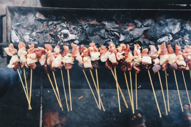 Çiğ keçi satay, kuzu satay, kuzu veya et keçisi ateş ve duman ile ızgara yerde satay. Java' dan geleneksel satay, Endonezya