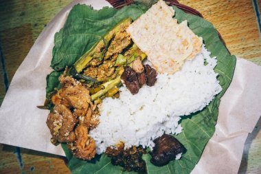 Nasi Jamblang veya Sego Jamblang. Cirebon, Batı Java, Endonezya geleneksel pirinç yemeği. Kokulu tik yaprağına sarılmış ve bol camı ile servis edilen buğulanmış pirinç