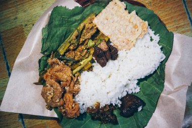 Nasi Jamblang veya Sego Jamblang. Cirebon, Batı Java, Endonezya geleneksel pirinç yemeği. Kokulu tik yaprağına sarılmış ve bol camı ile servis edilen buğulanmış pirinç
