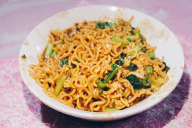 mie dok dok veya mie olsun Endonezya erişte çorbası sos yumurta, sebze ve kraker ile kızarmış anlık erişte yapılmış