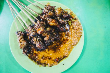 Sate Kambing veya keçi satay dilimlenmiş arpacık soğanı ile biber ve fıstık sosu ile karışık koyun eti yapılan geleneksel Endonezya gıda