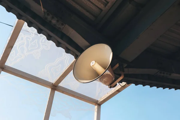 Binanın duvarında alarm megafon