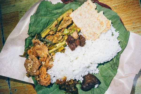 Nasi Jamblang Atau Sego Jamblang Hidangan Nasi Tradisional Dari Cirebon — Stok Foto