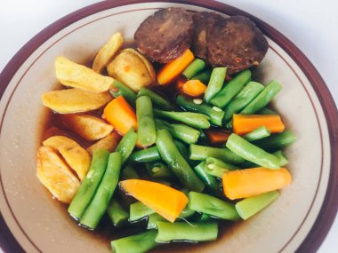 Kasede et li haşlanmış sebzeler