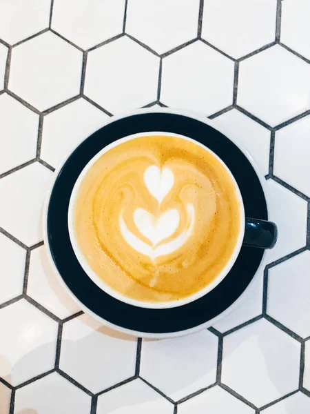 Café Caliente Taza Con Plato Sobre Fondo Hexagonal —  Fotos de Stock