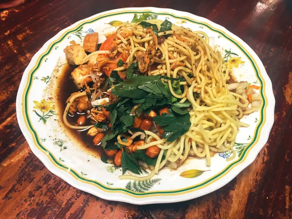 Ázsiai Étkezés Zöldségek Tenger Gyümölcsei Tálban Tálalva Fából Készült Asztal — Stock Fotó