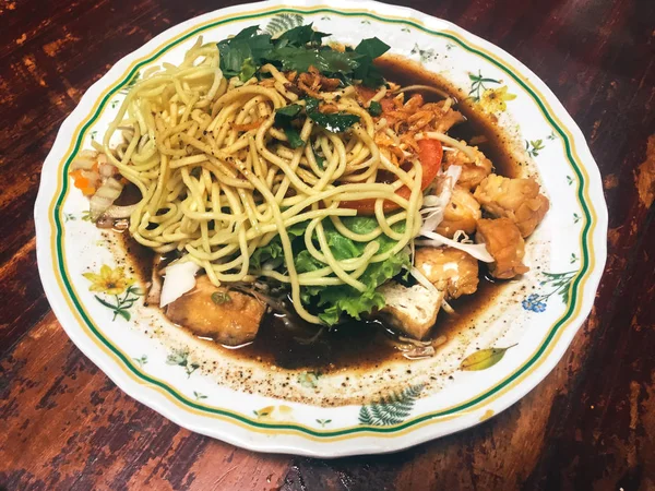 Comida Asiática Con Verduras Mariscos Servidos Tazón Sobre Mesa Madera — Foto de Stock