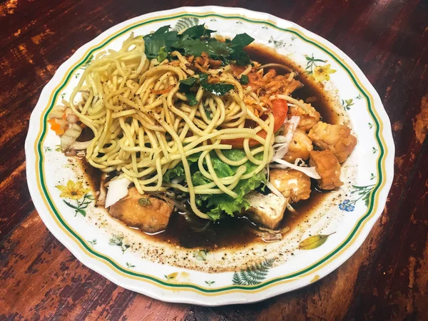 Comida Asiática Con Verduras Mariscos Servidos Tazón Sobre Mesa Madera — Foto de Stock