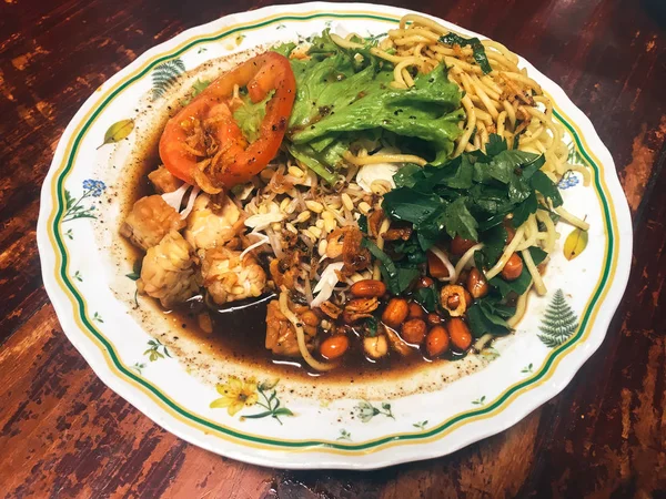 Asiatische Mahlzeit Mit Gemüse Und Meeresfrüchten Einer Schüssel Auf Einem — Stockfoto
