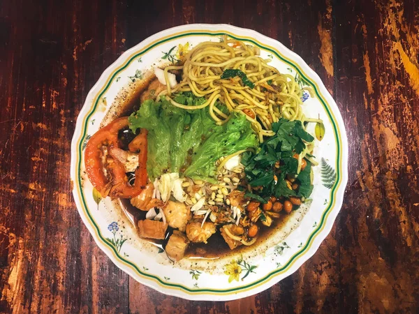在木桌上的碗中供应蔬菜和海鲜的亚洲餐 — 图库照片