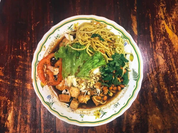 木製のテーブルの上にボウルで提供される野菜やシーフードとアジア料理 — ストック写真