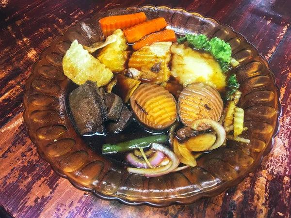 Ασιατικό Γεύμα Λαχανικά Και Θαλασσινά Σερβίρεται Μπολ Ξύλινο Τραπέζι — Φωτογραφία Αρχείου