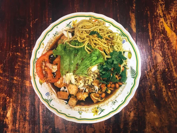 Comida Asiática Con Verduras Mariscos Servidos Tazón Sobre Mesa Madera — Foto de Stock