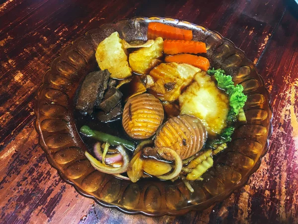 Comida Asiática Con Verduras Mariscos Servidos Tazón Sobre Mesa Madera — Foto de Stock