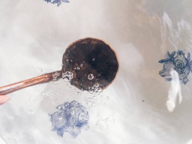 Mavi çiçeklerle süslenmiş kase ile Vintage kaşık