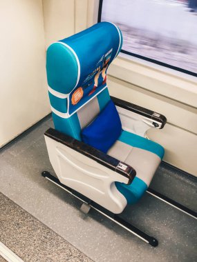 Mavi sandalye ile modern tren Iç